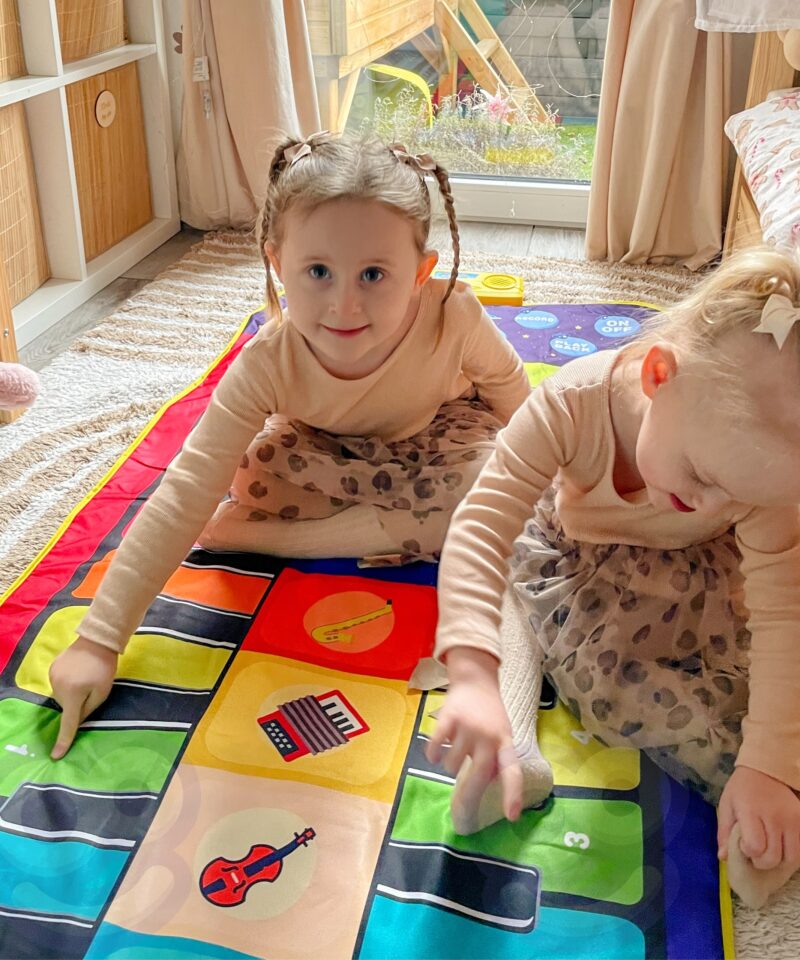 Lastele mõeldud muusikamatt klaveriklahvidega