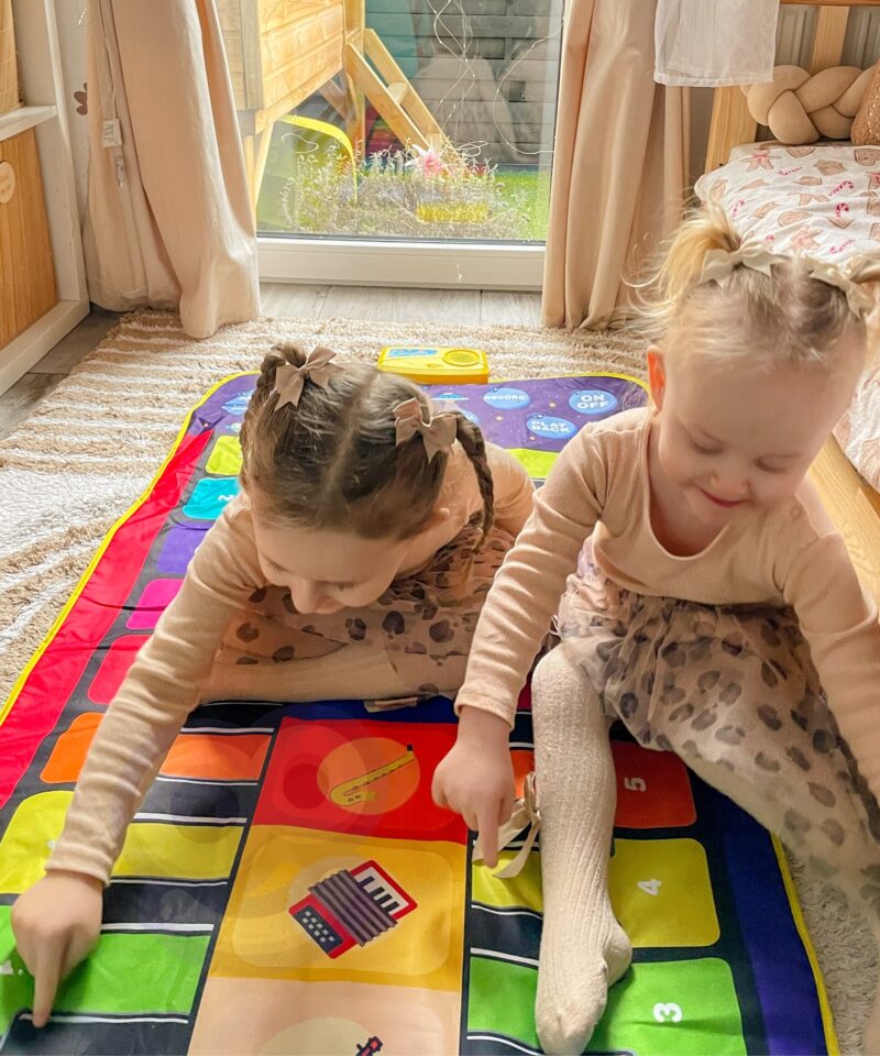 Muusikamatt koos erinevate instrumentide ikoonidega