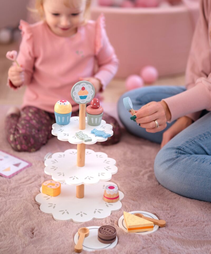 Kolmekorruseline magustoitude alus rollimängudeks