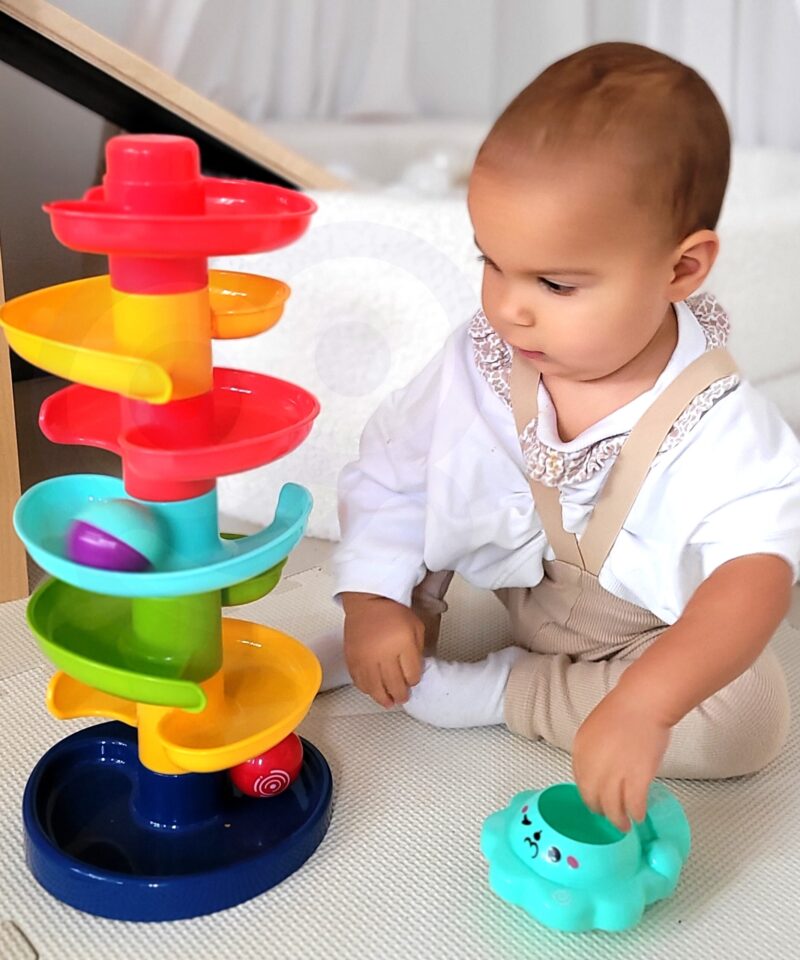 Värvilised kuulid spiraaltornis