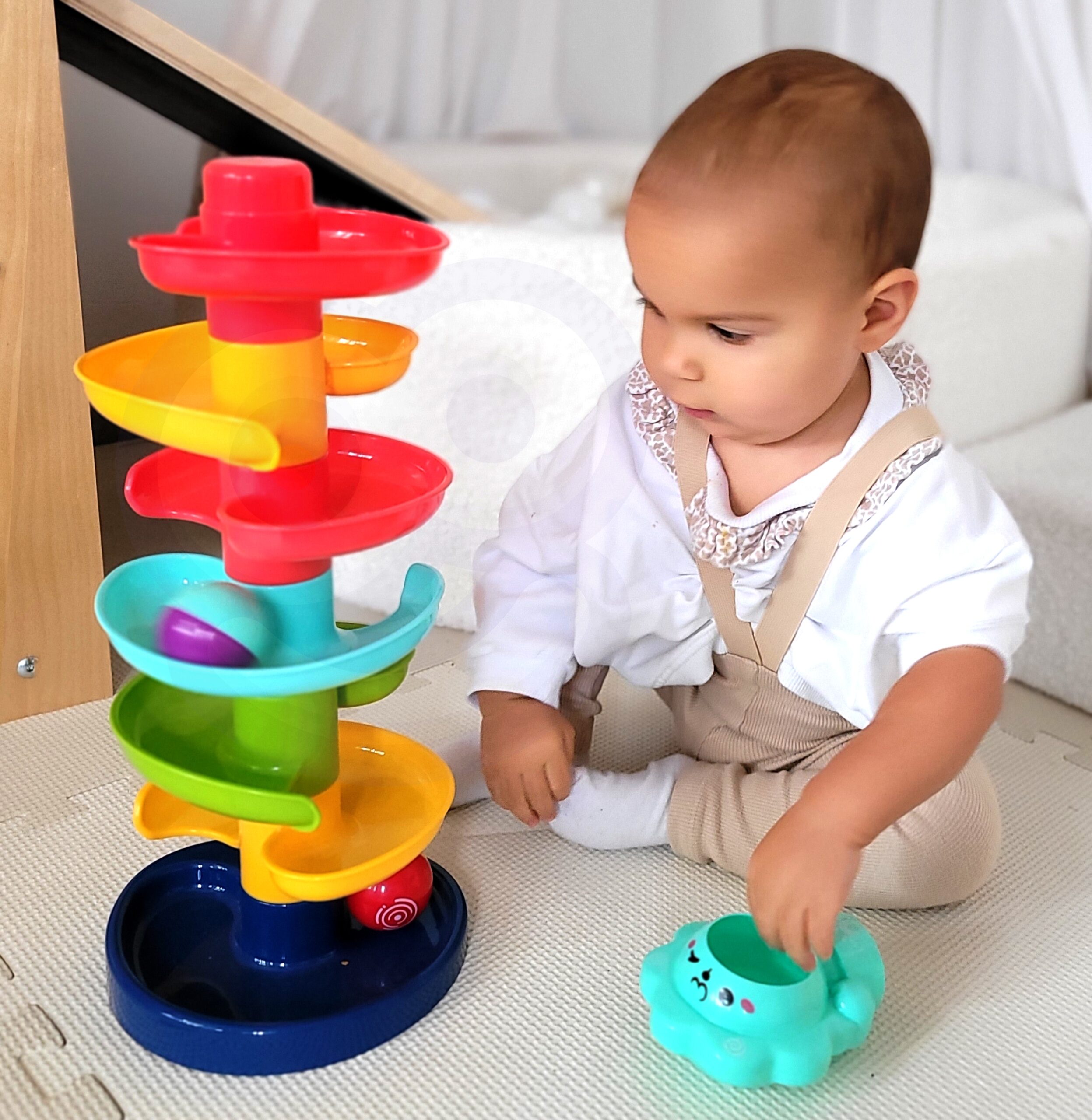 Värvilised kuulid spiraaltornis