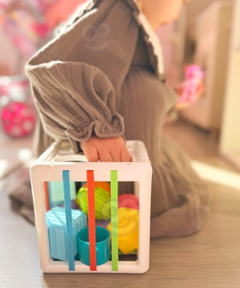 Värviline kuubik kujundite õppimiseks