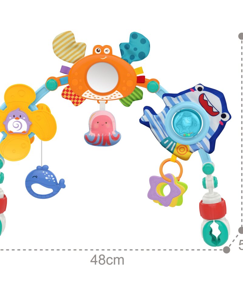 Laps mängimas mereteemaliste mänguasjadega