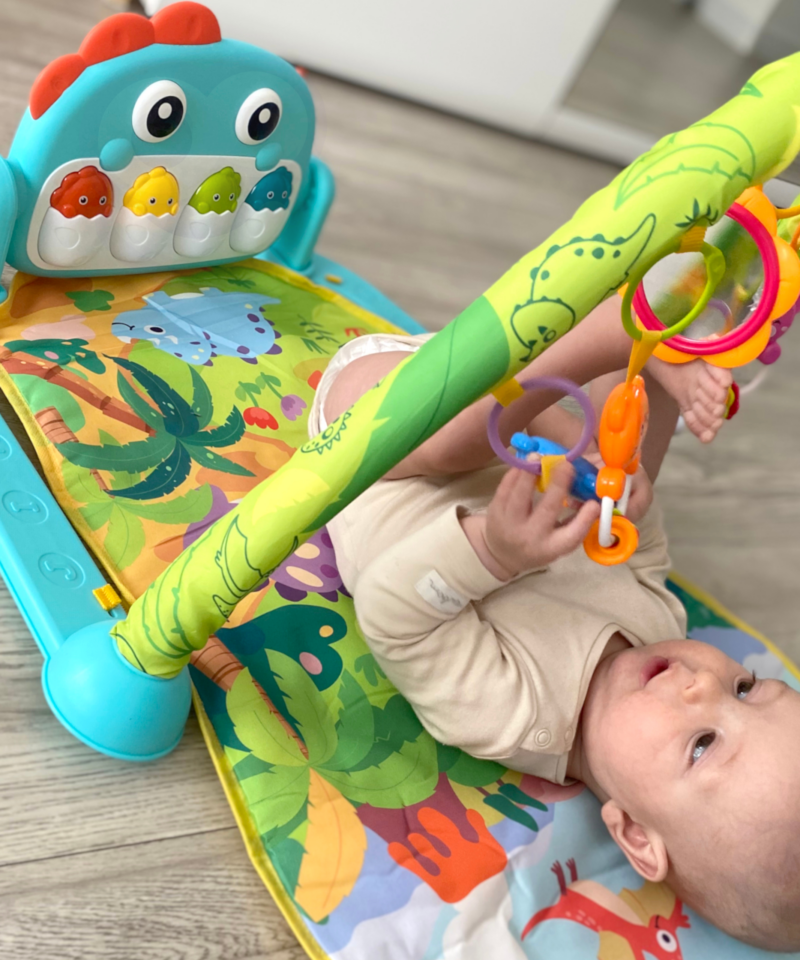 Värvikas mängumatt koos ripatsitega