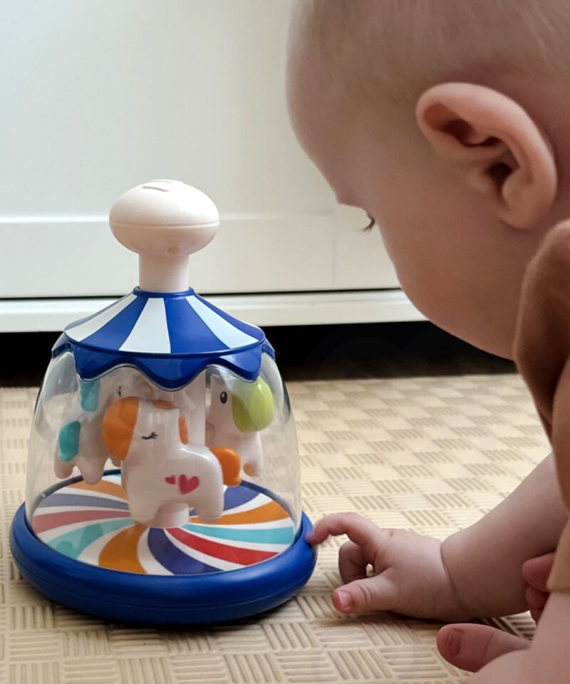 Laps keerutab värvilist karusselli