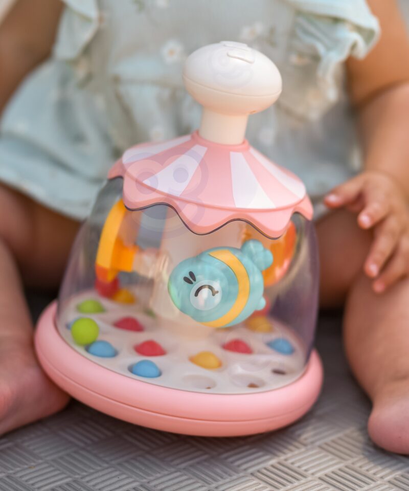 Karussell mänguasi koos hüplevate pallidega