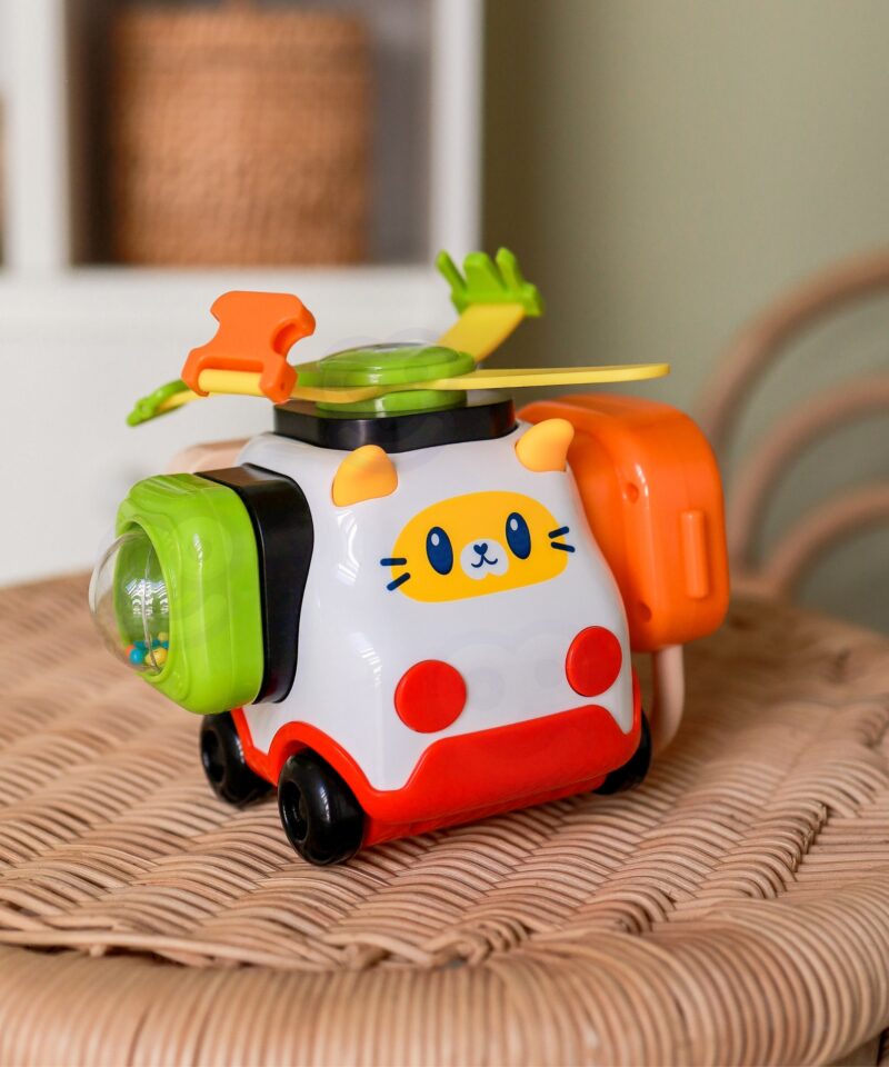 Autokujuline kass mänguasi