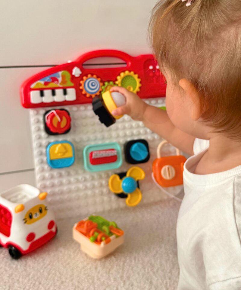 Montessori mänguauto koos manipuleerimisklotsidega