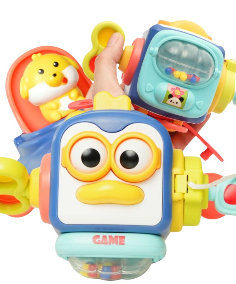 Laps mängib Montessori sensoorikamänguasjaga