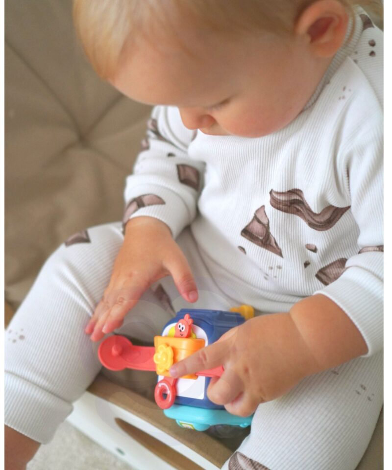 Laps avastab interaktiivset Montessori mänguasja