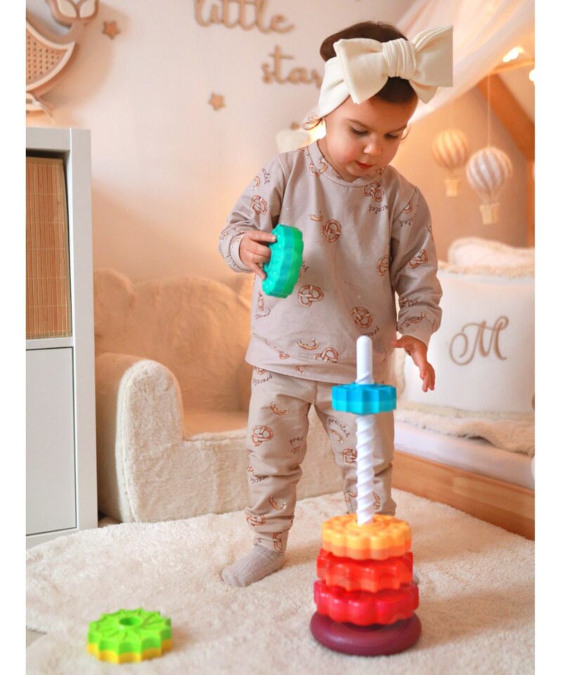 Lastele mõeldud keerutorn värvide õppimiseks