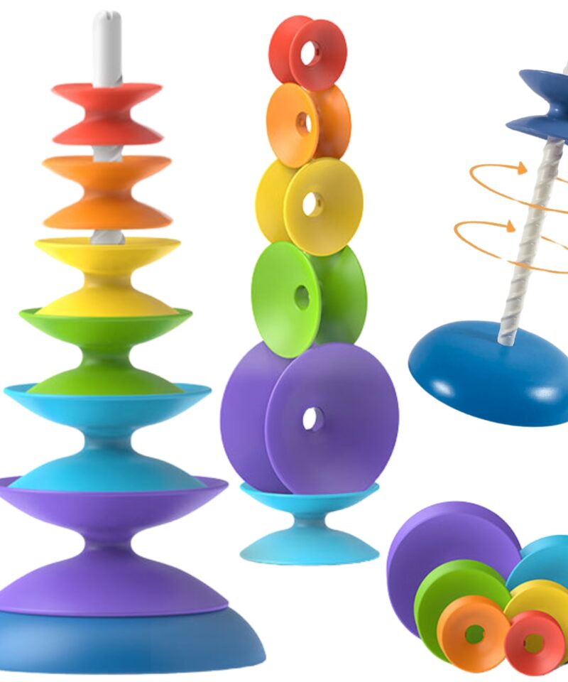 Laps mängimas värvilise tornimänguga