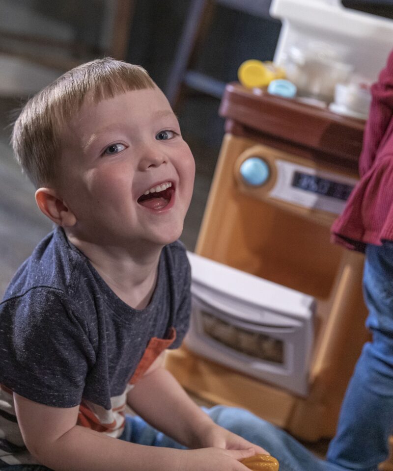 Ruumikad riiulid mänguköögis