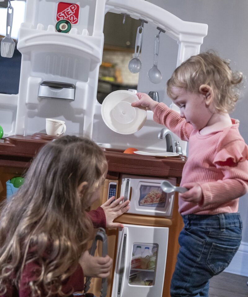 Ruumikad riiulid mänguköögis