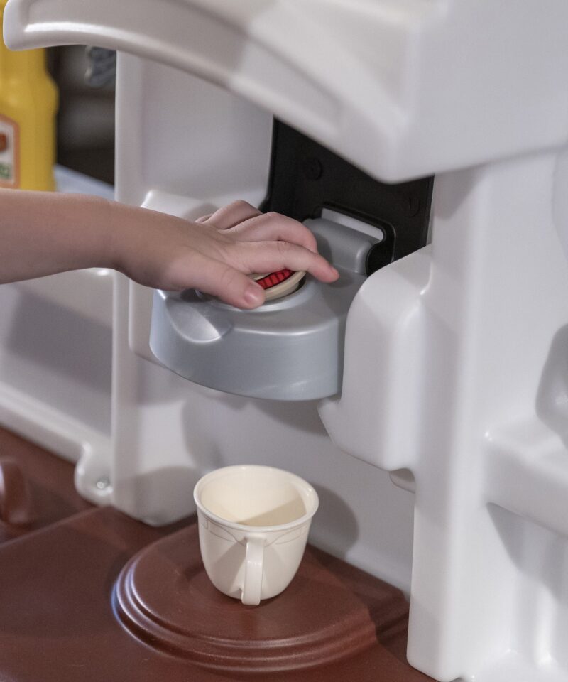 Ruumikad riiulid mänguköögis