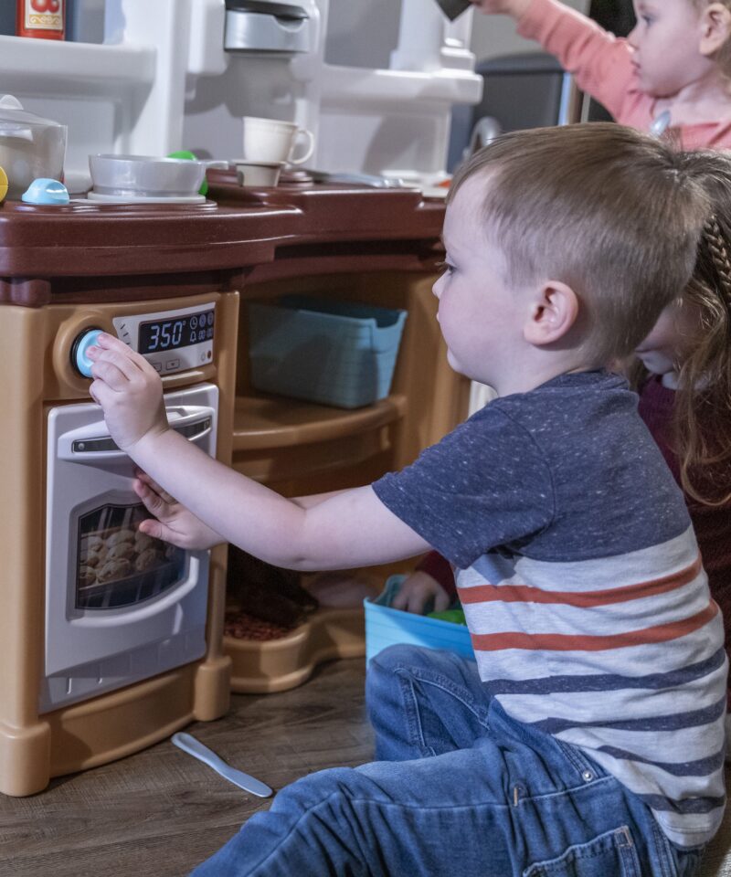 Ruumikad riiulid mänguköögis