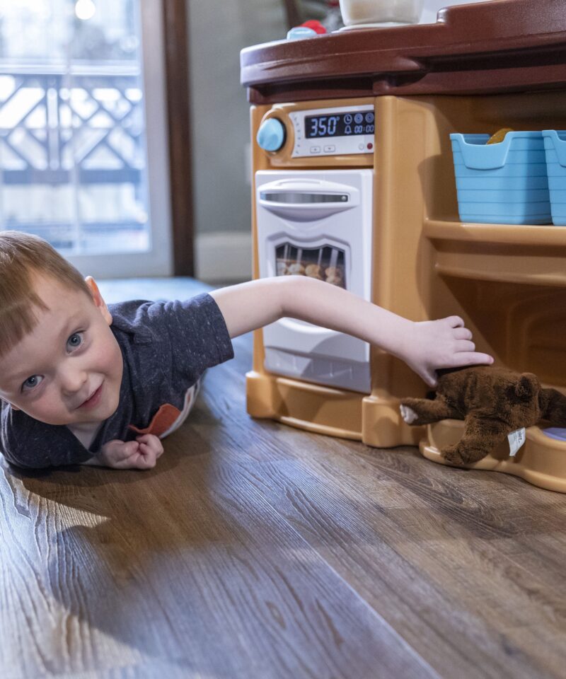 Ruumikad riiulid mänguköögis