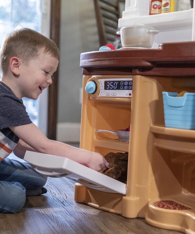 Ruumikad riiulid mänguköögis