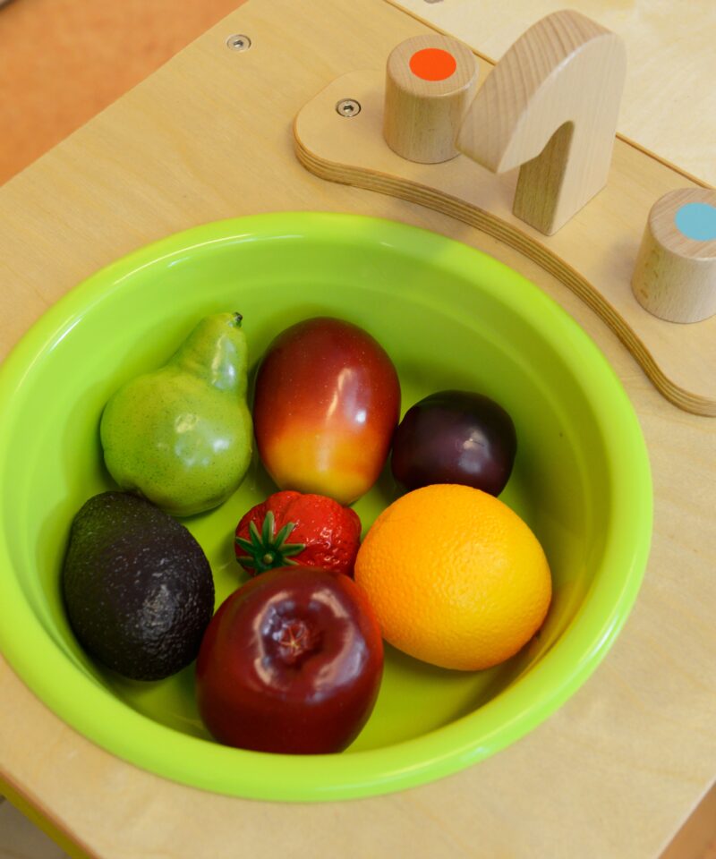 Puidust kapp kraanikausiga lastele