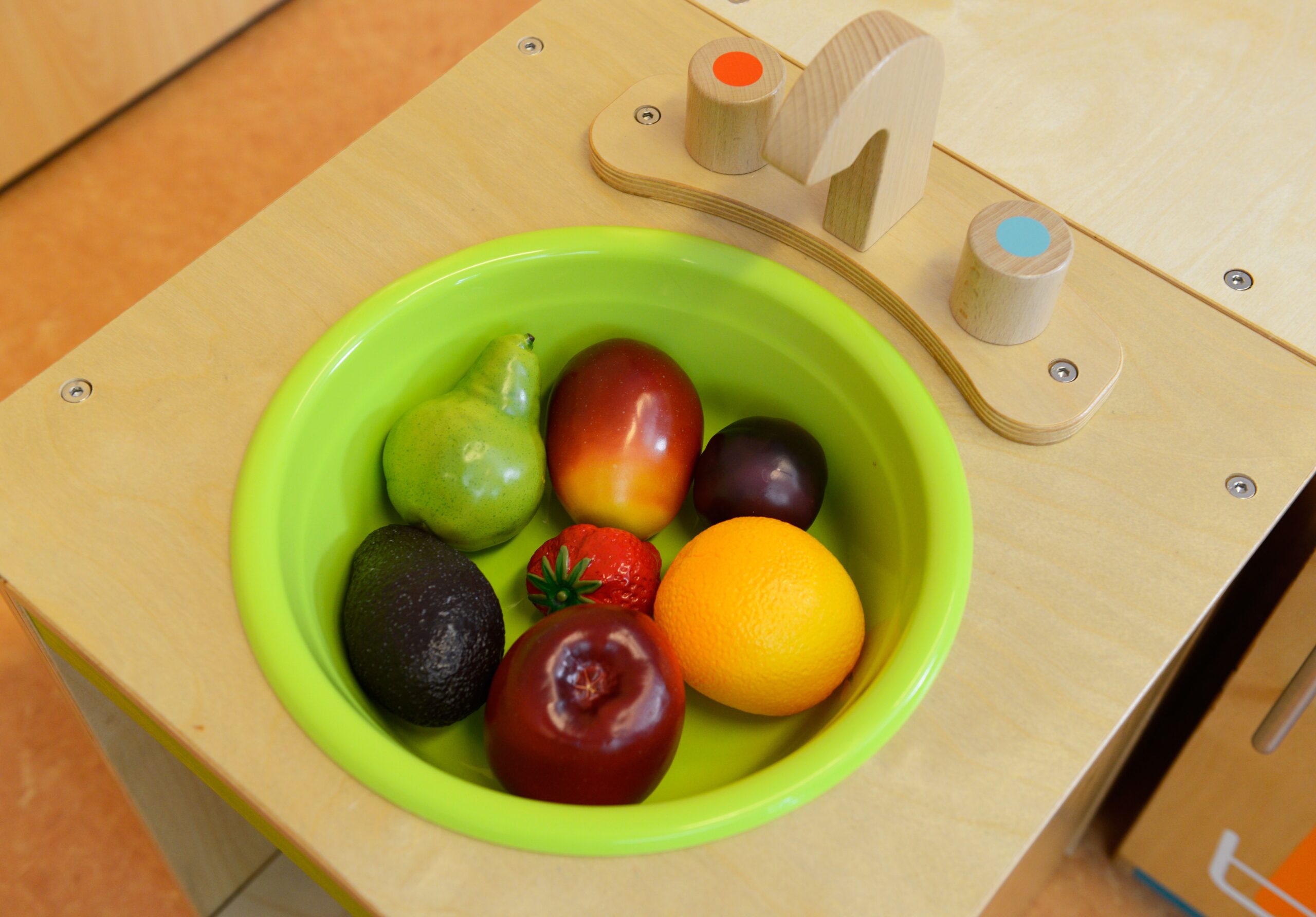 Puidust kapp kraanikausiga lastele