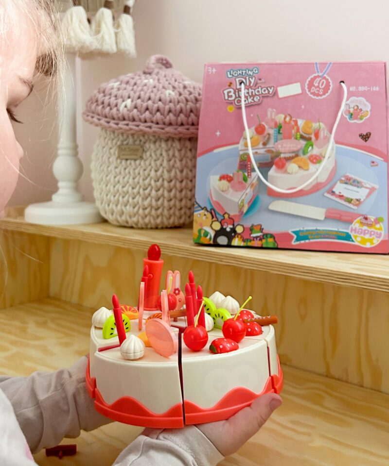 Lapsed mängivad sünnipäevatordi komplektiga