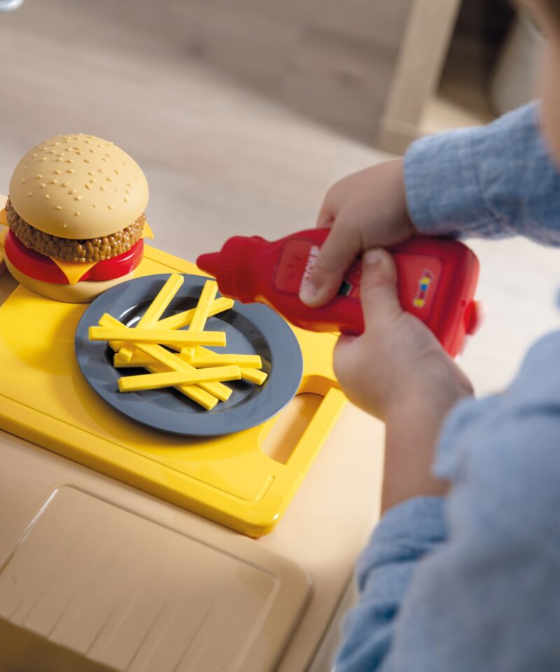 Laste mänguköök serveerimisletiga