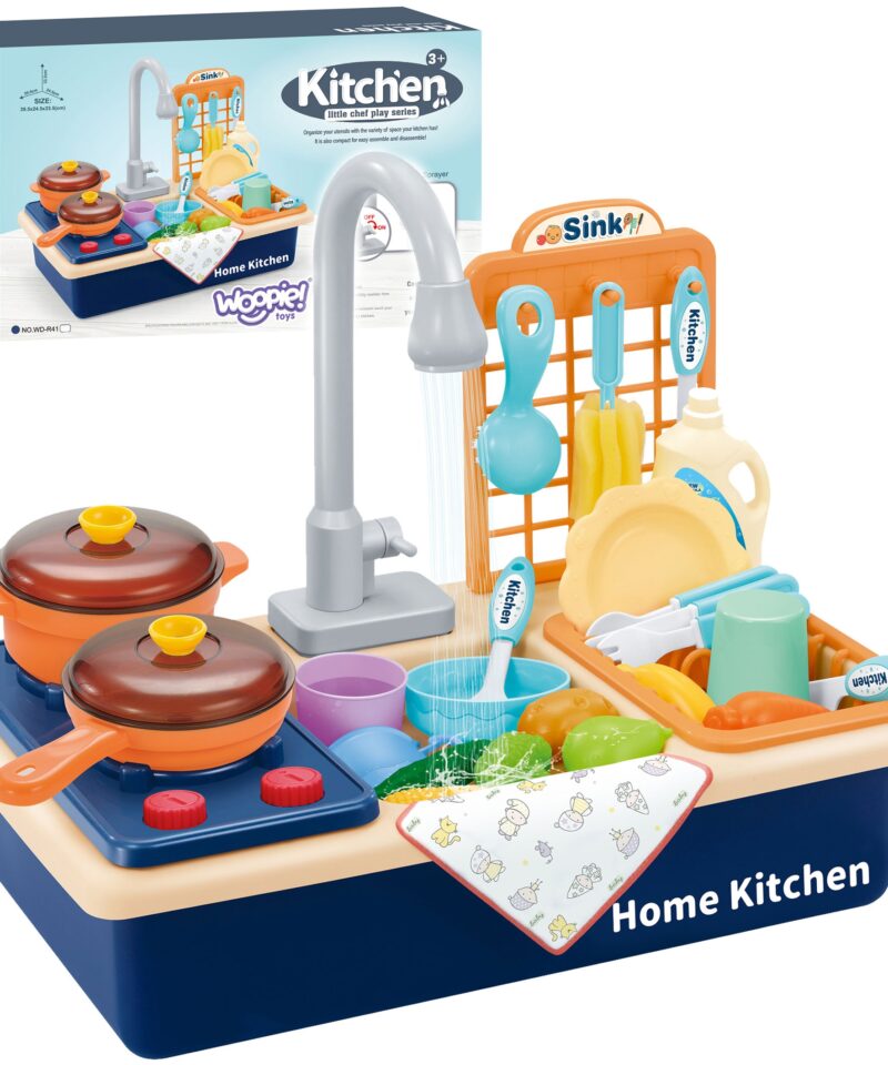Lapsed mängivad köögikomplektiga