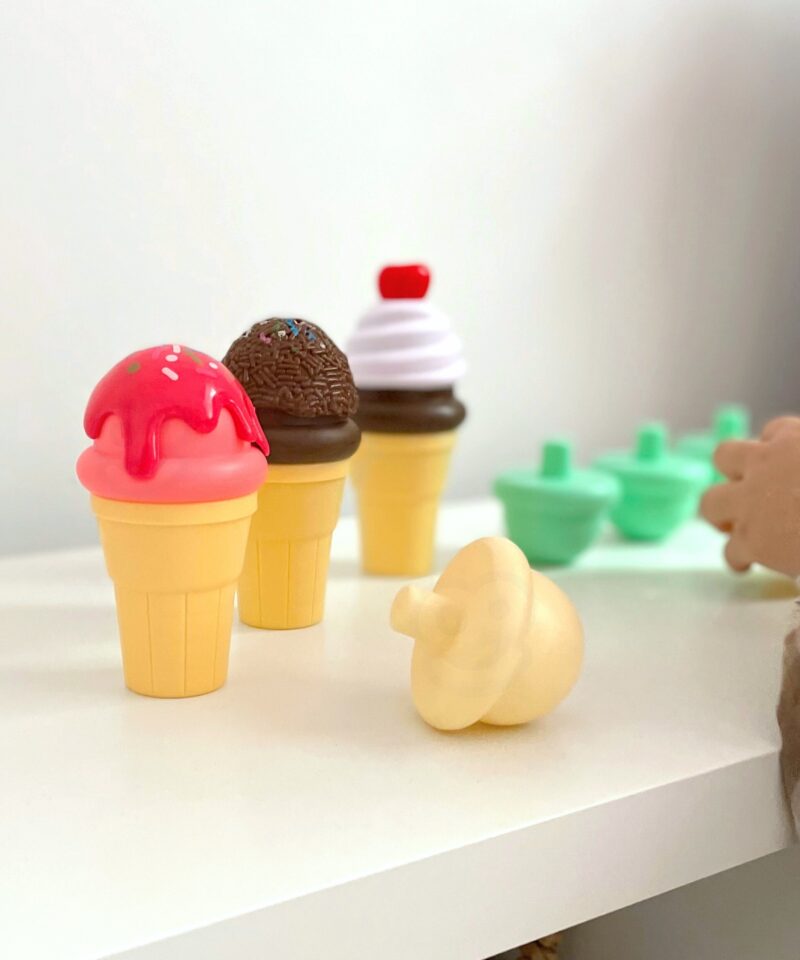 Lapsed loovad jäätiseid ja mängivad