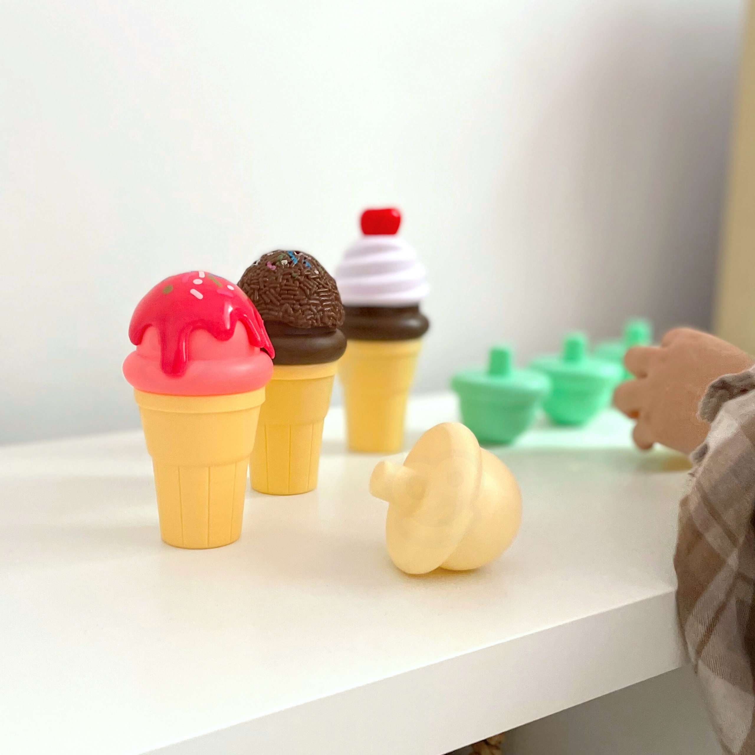 Lapsed loovad jäätiseid ja mängivad