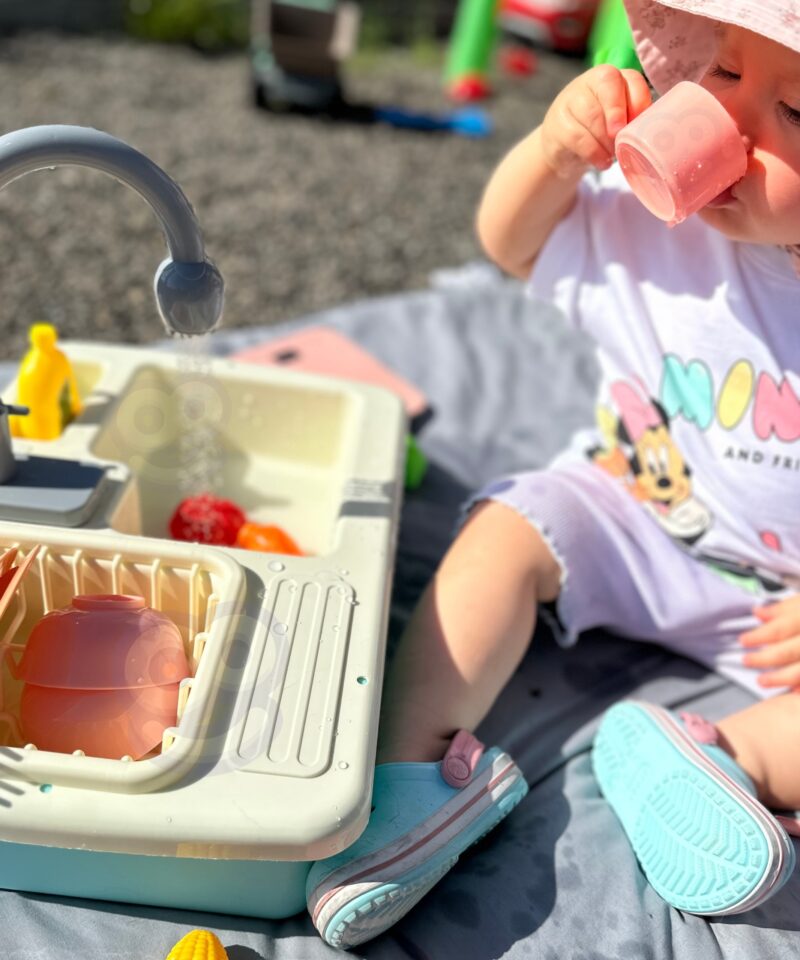 Lapsed mängivad köögikomplektiga