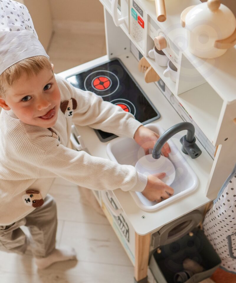 Puidust köök koos lisatarvikutega