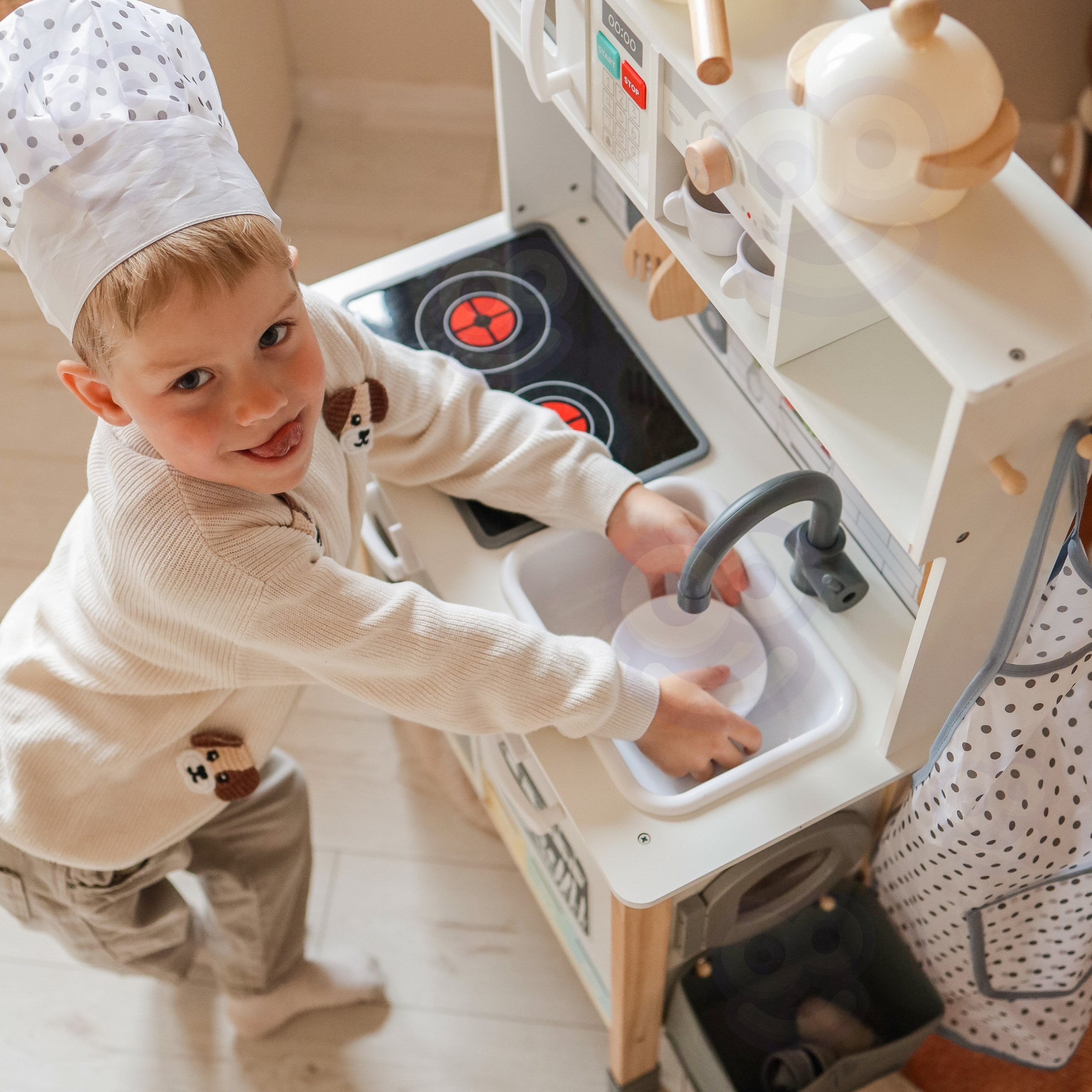 Puidust köök koos lisatarvikutega