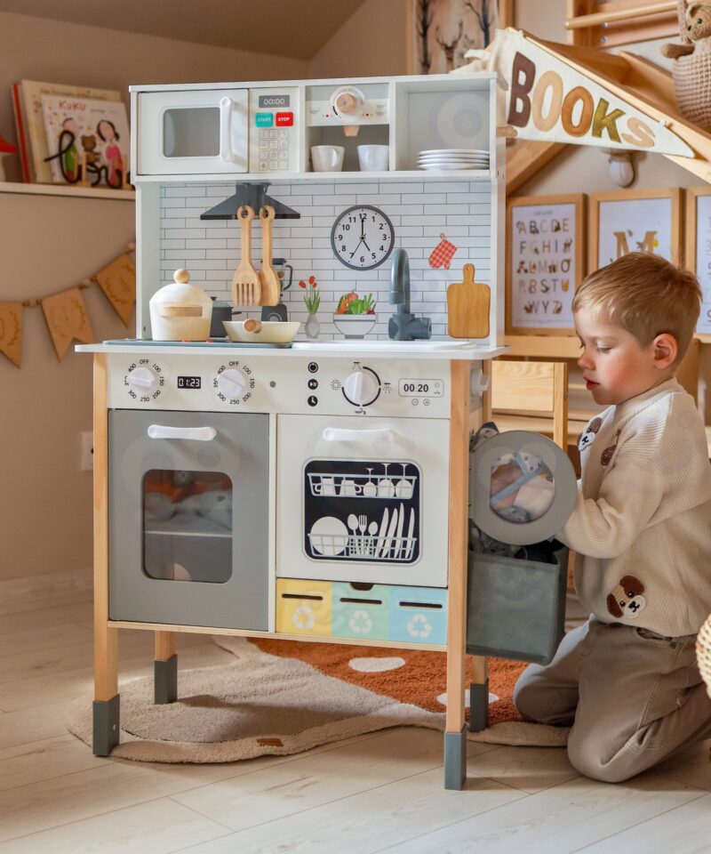 Puidust köök koos lisatarvikutega