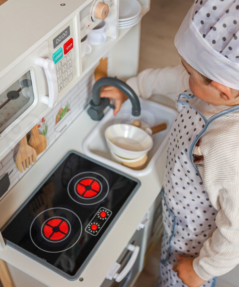 Puidust köök koos lisatarvikutega