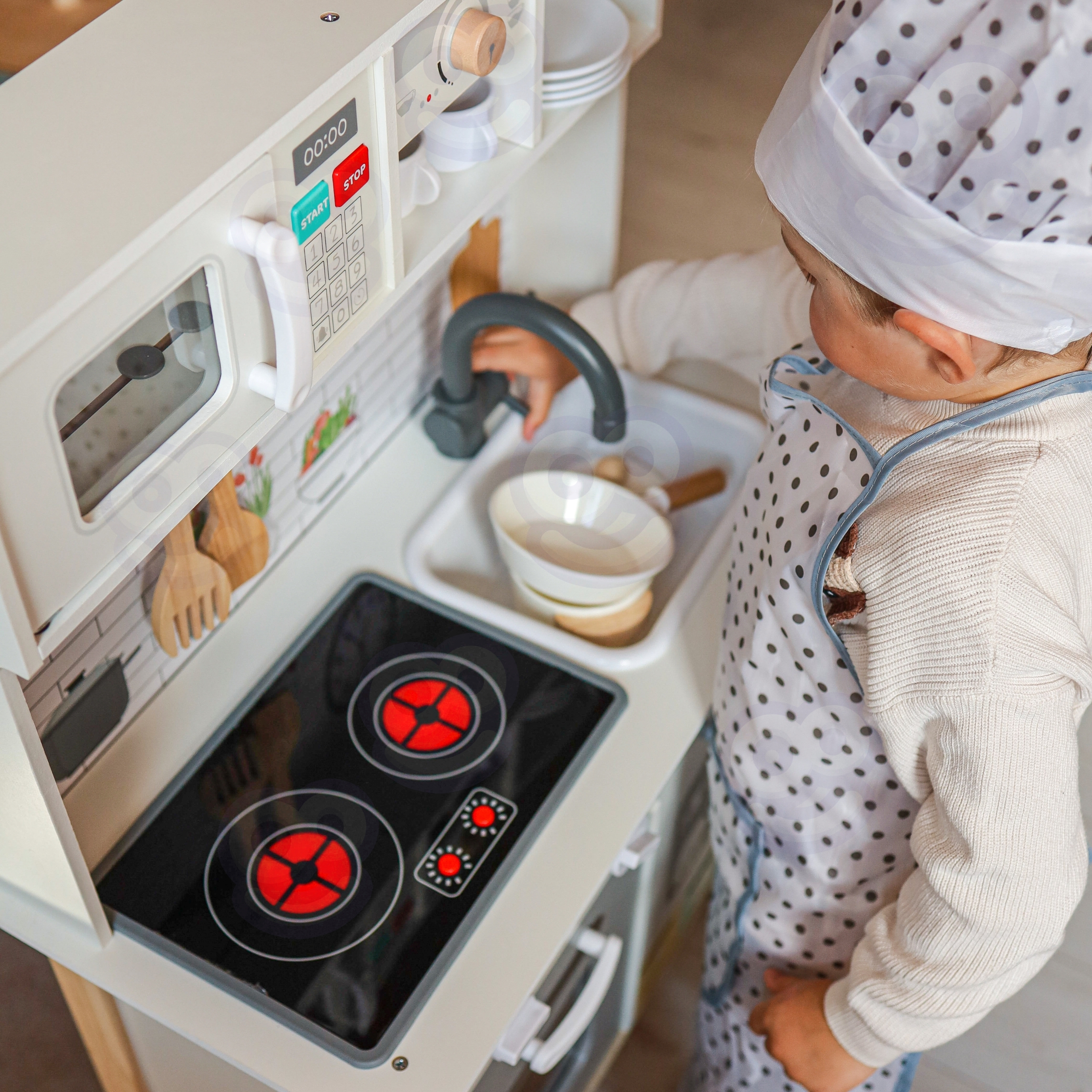 Puidust köök koos lisatarvikutega