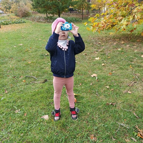 Lapsed kasutamas sinist digikaamerat