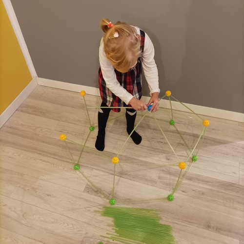 Fluorestsentsne mängukomplekt pimedas