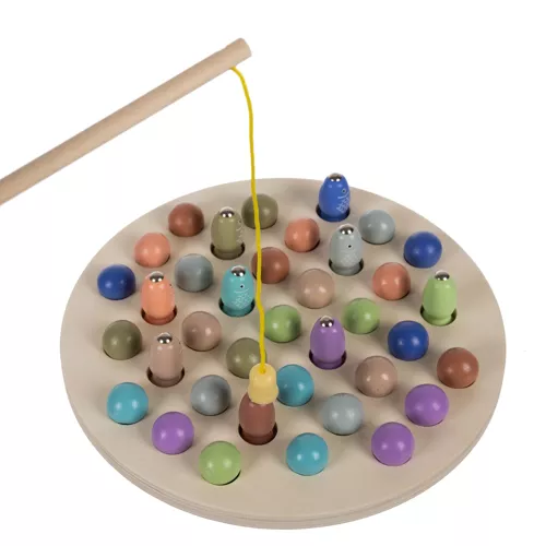 Laps püüab kala magnetiga