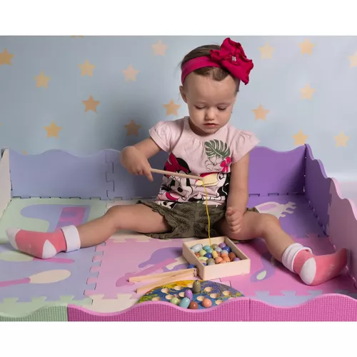 Laps püüab kala magnetiga