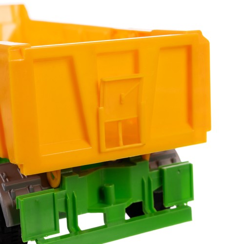 Traktor koos haagisega põllumajandusmänguks