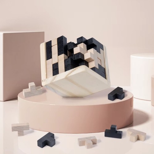 Kreatiivne puidust mõistatusmäng laual