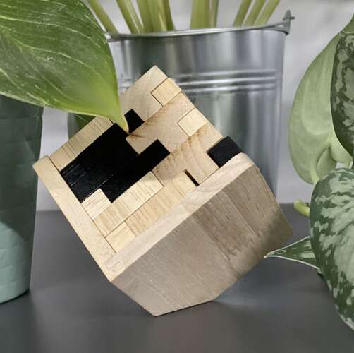 Mõistatusmängu klotsid laiali laotatult