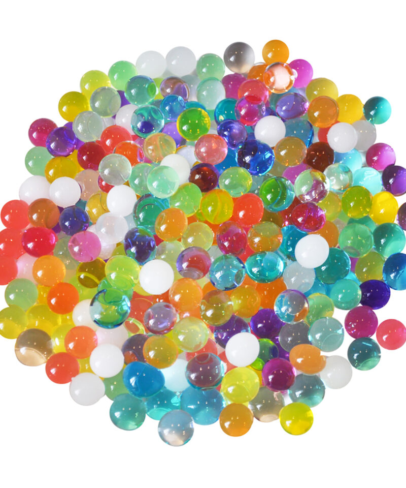 Värvilised veepärlid taimedele lähivaates