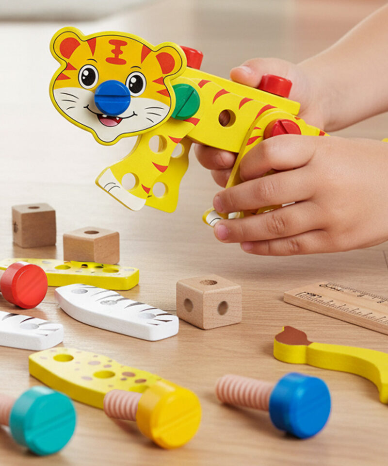 Kaasaskantav puidust tööriistakast lastele