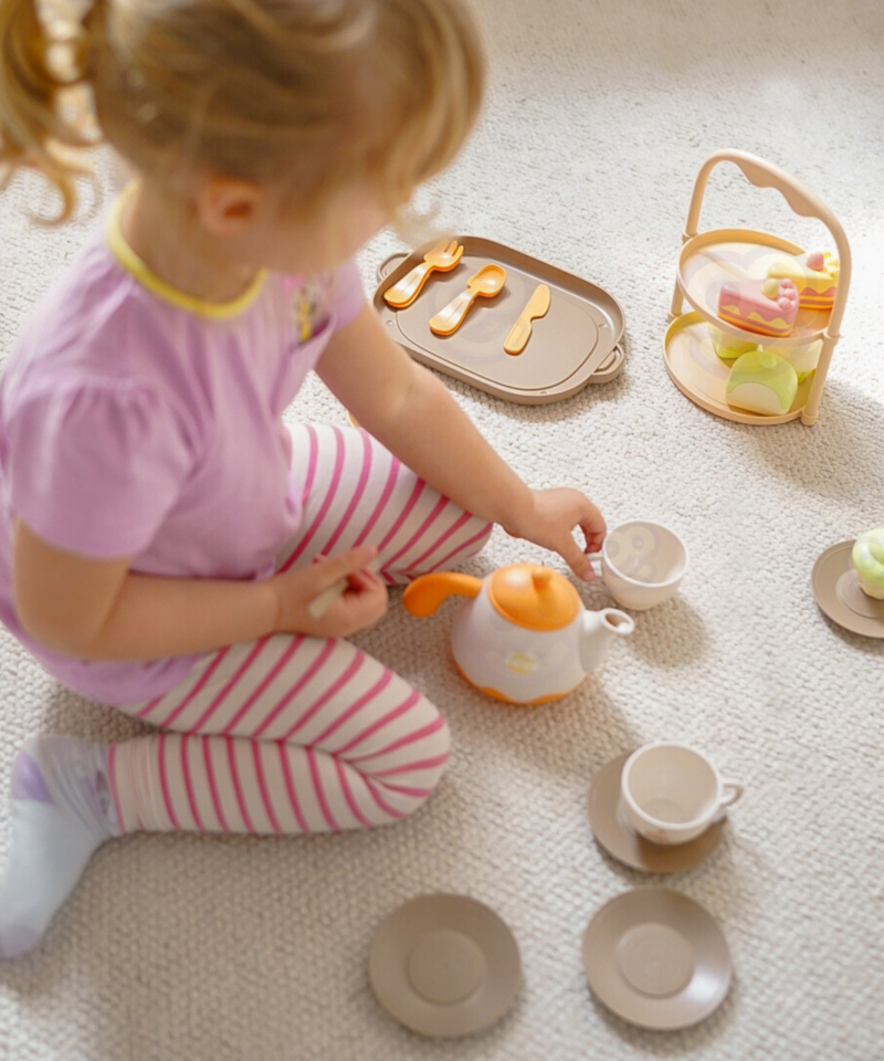 Puidust teekomplekt ja magustoidud