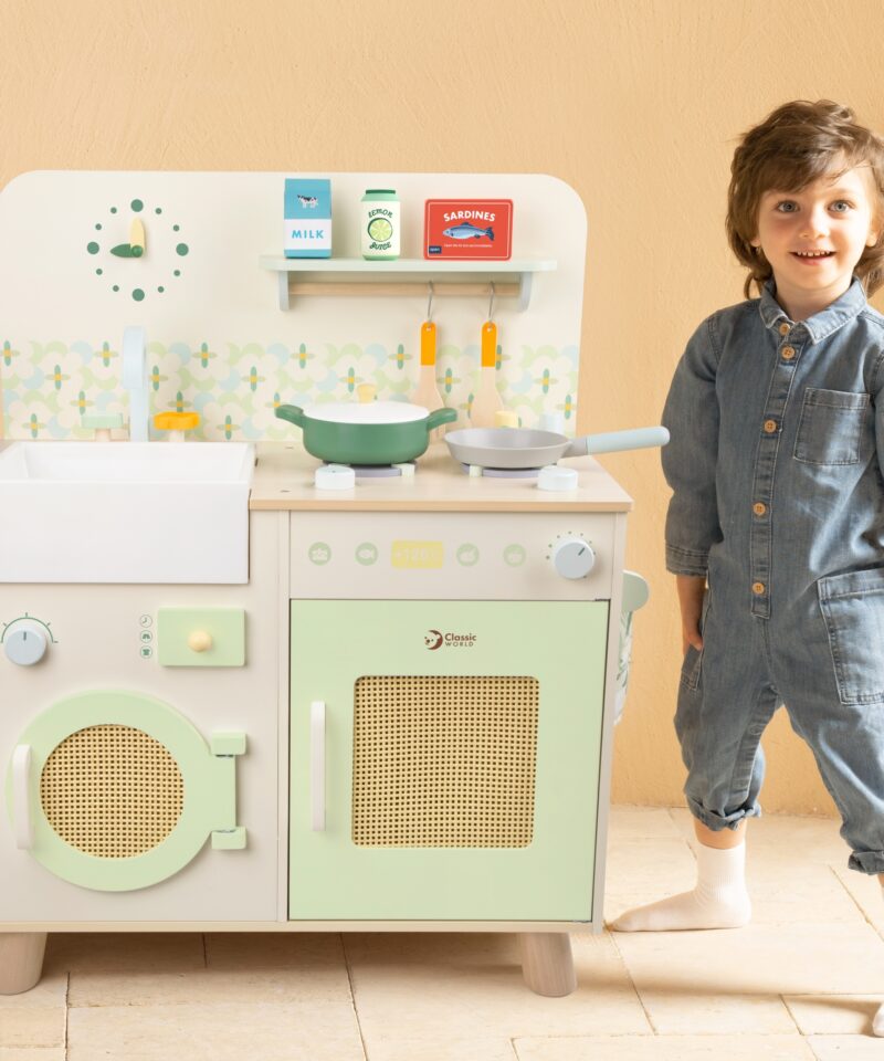 Puidust köök realistlike detailidega