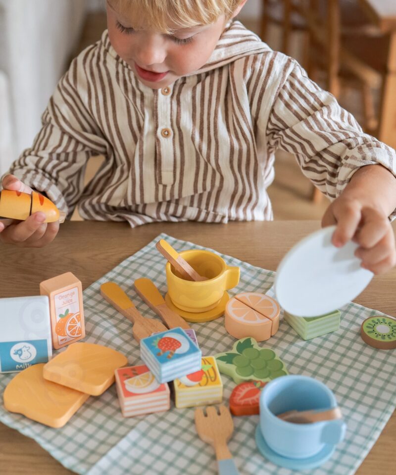 Puidust puuviljad ja küpsised mänguks