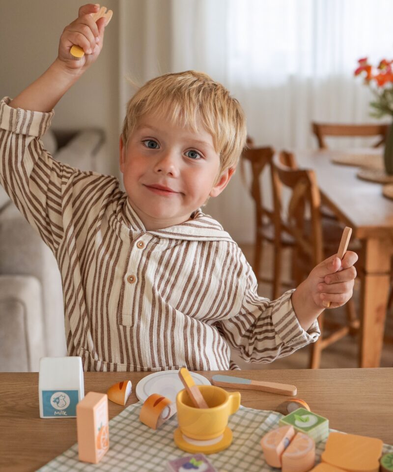 Puidust puuviljad ja küpsised mänguks