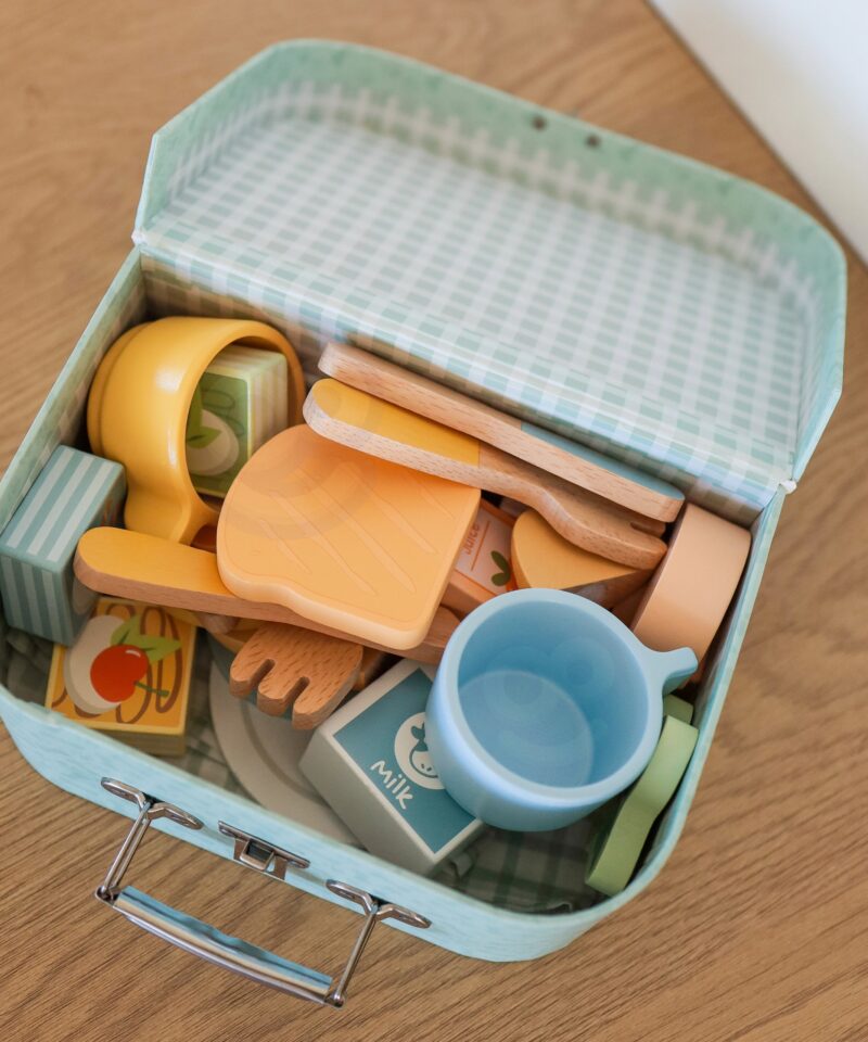 Puidust puuviljad ja küpsised mänguks