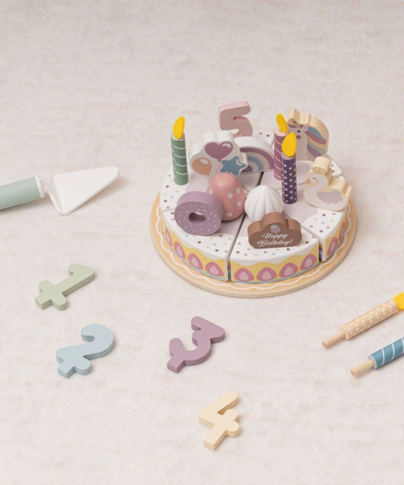 Puidust mängutort koos küünaldega